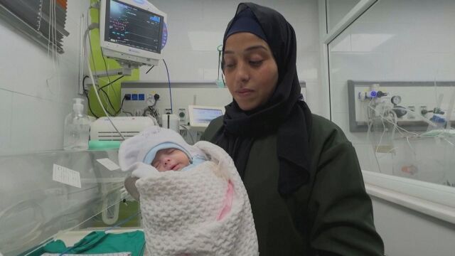 Майка от Газа се събра с бебето си което е