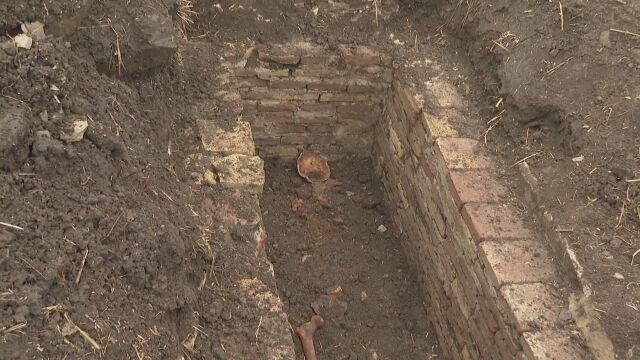 Случайно: Тракторист откри зидан гроб от римско време