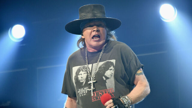 Вокалистът на култовата банда Guns N’Roses Аксел Роуз също попадна