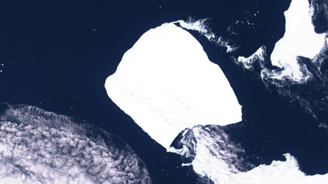 Най големият айсберг в света се движи отново след 30 години