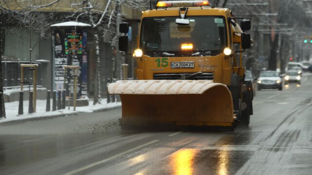 Обилен снеговалеж на прохода Петрохан Там вече има няколко сантиметра