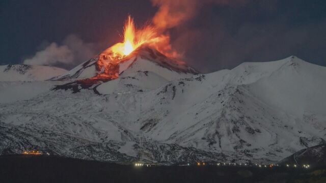 Снежна Етна: Лава по побелелите склонове на вулкана
