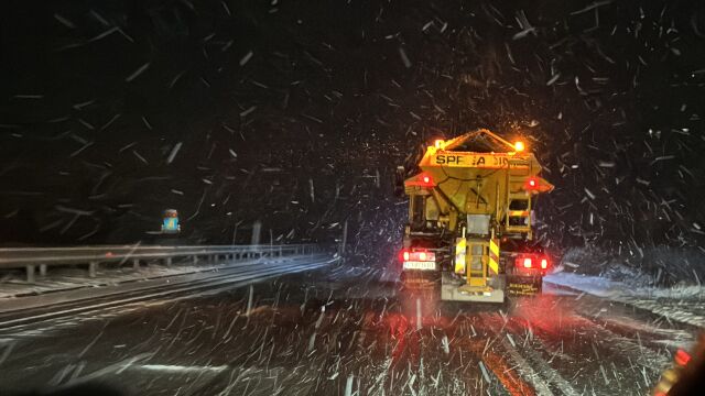 Опасно време: Затворени проходи и блокирани пътища у нас заради снега