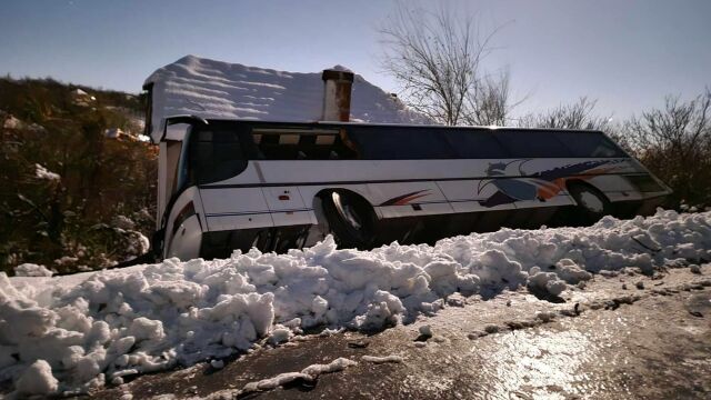 Автобус с работници излезе от пътя и падна върху къща във Врачанско