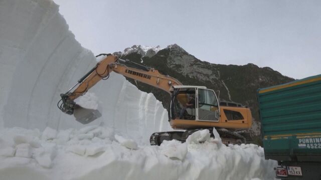 Сняг от миналата зима: В Австрия го използват за покриване на ски пистите