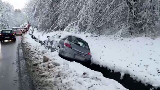 Обилни снеговажели, заледени пътища и жертви: Зимата дойде рано в Северна Европа