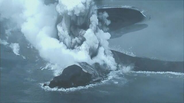 Зрелищно изригване: Вулкан изхвърли пепел и камъни на 200 м в небето (ВИДЕО)