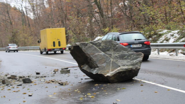 Голяма скала падна на пътя Симитли - Банско