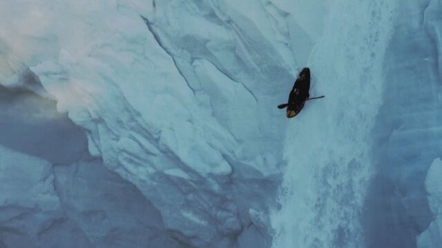 Екстремен рекорд с каяк: Спускане по леден водопад в Арктическия кръг (ВИДЕО)