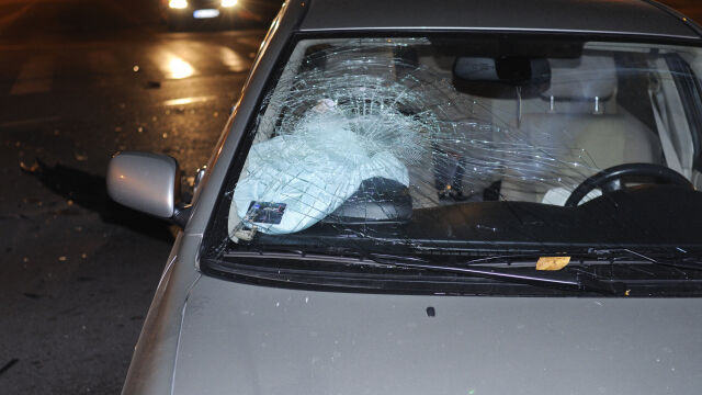 Автомобил се удари в бензиностанция на ул Опълченска в София