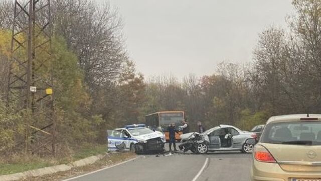 Катастрофа между патрулен автомобил на полицията и автомобил е станал