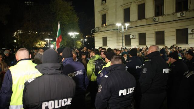 Цели седем протеста на партийни и политически организации Първият протест