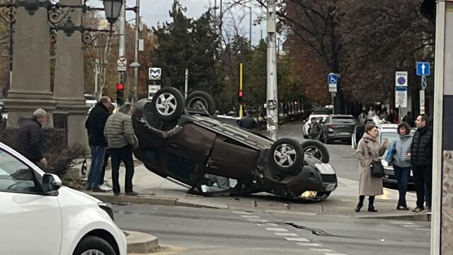 Автомобил се преобърна по таван на Орлов мост в столицата