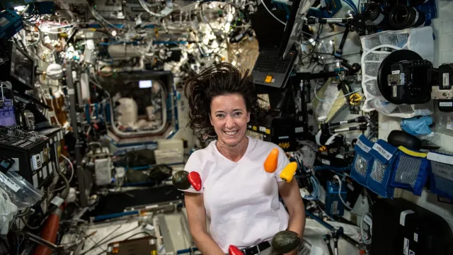  Астронавти се хранят на Международната галактическа станция 