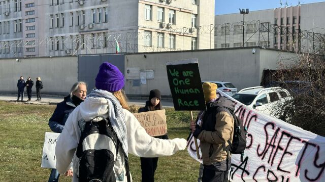 Протест пред бежанския център в Бусманци с настояване да бъде