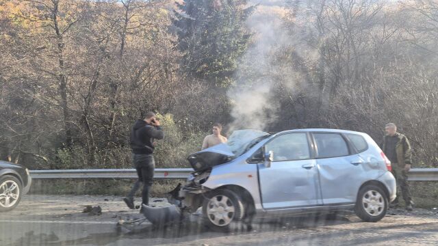 Тежка катастрофа затруднява движението в района на вилна зона Черния кос