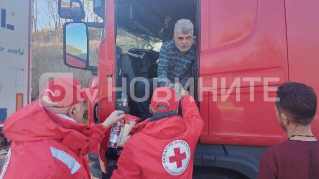 Доброволци от БЧК Хасково започнаха да раздават вода и кроасани