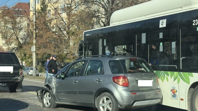 Катастрофа между джип лека кола и автобус на Градския транспорт