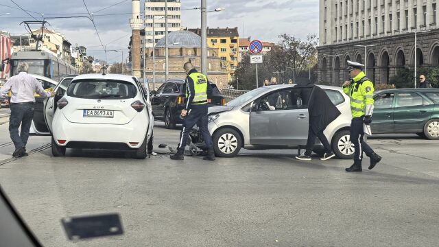 Две коли се блъснаха на кръстовището на булевардите Тодор Александров