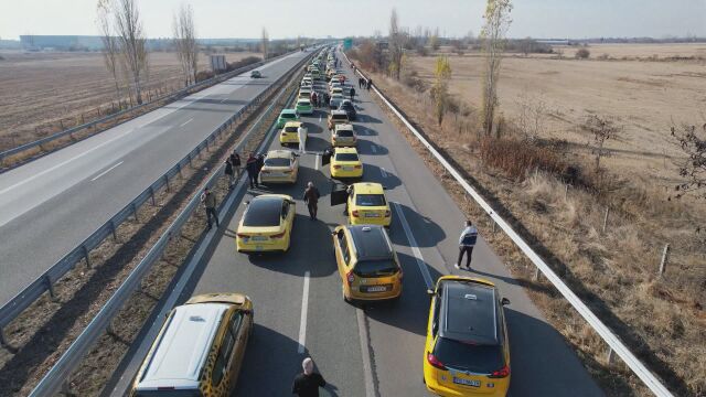 Хиляди таксиметрови шофьори на протест в цялата страна срещу драстичното