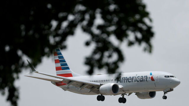 Пътник на полет на American Airlines се опита да отвори