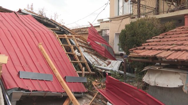 Сериозни щети са нанесени след последната буря във Враца пострадаха