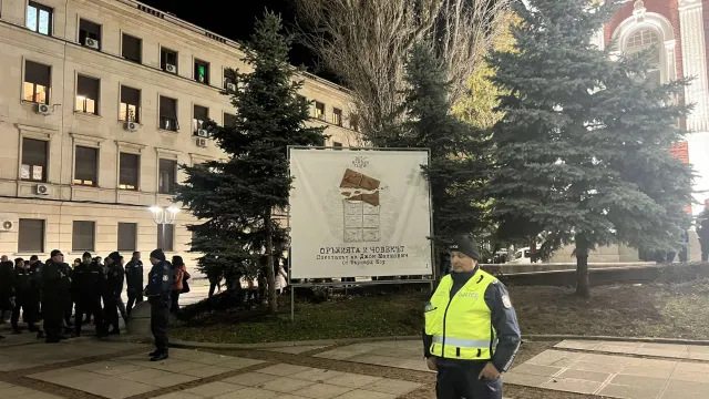  Протест пред Народния спектакъл 