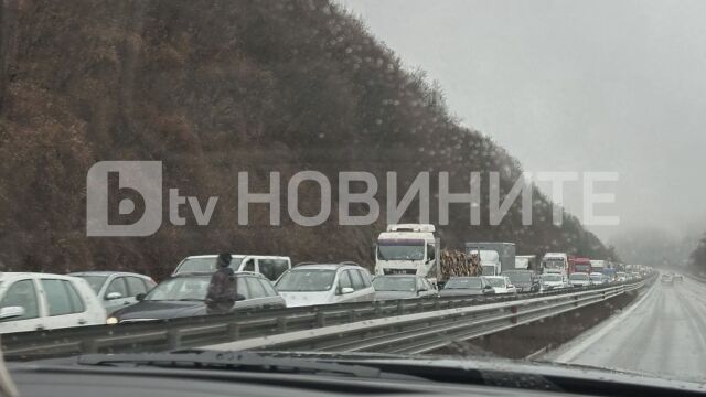 Инцидент на магистрала Хемус Тир се е завъртял на мокрия