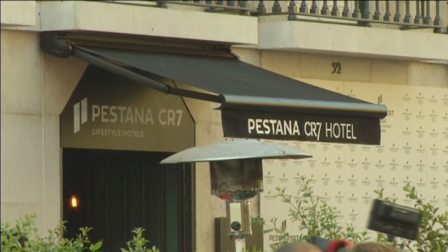 Кристиано Роналдо откри хотел и в Лисабон (ВИДЕО)
