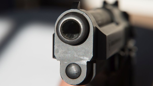 46 годишен баща стреля с пистолет по 11 годишния си син в