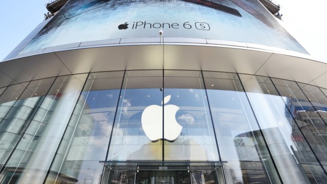 Техническият гигант Епъл Apple обяви във вторник спиране на всички