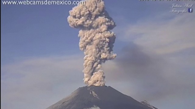 Пепел и дим изригват от мексиканския вулкан Попокатепетъл Това е