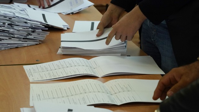Арести заради изборни измами: Председател на комисия надписва гласове за брат си