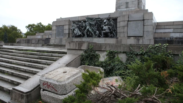 Паметникът на съветската армия е в окаяно състояние