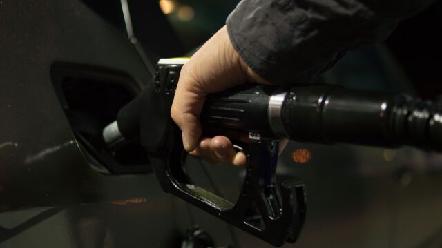 Със 6 стотинки за литър е поскъпнал най масовият бензин –