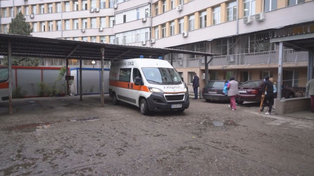 Медици от болницата във Видин започват гладна стачка заради уволнения.