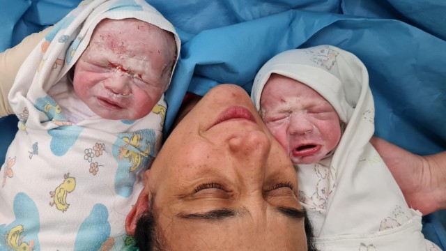 Жена роди близнаци след 15-годишна битка да стане майка и прекаран коронавирус