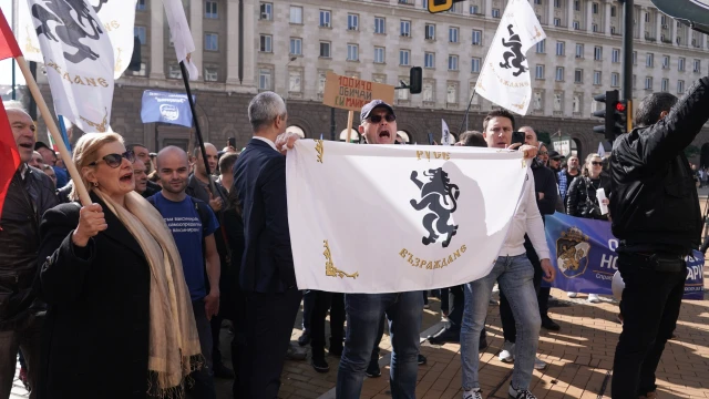 Протест срещу новите COVID мерки пред Министерски съвет