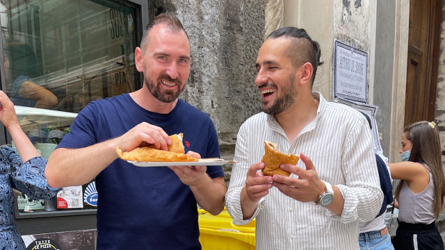 “Ловци на храна” продължава с невероятен „стрийт фууд тур“ из Неапол
