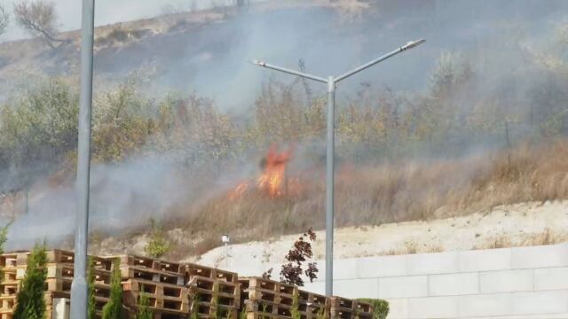 Голям пожар на сериозна площ във Варна Сигнал за него