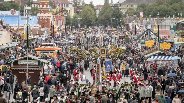 Приключи Октоберфест в Мюнхен Най голямото народно увеселение в света се