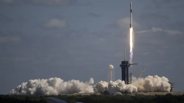 SpaceX и НАСА изпратиха екип от астронавти от цял свят