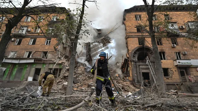Най малко двама души са загинали при среднощен по украинския град