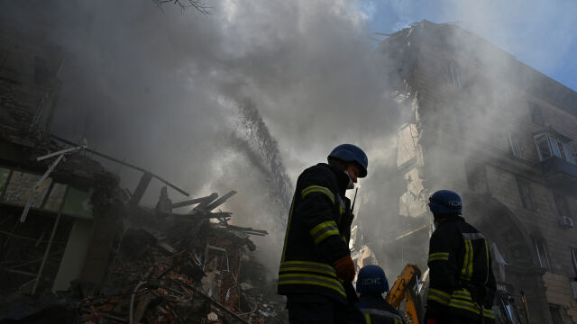 Украински спасители издирват оцелели след руската атака по жилищни сгради