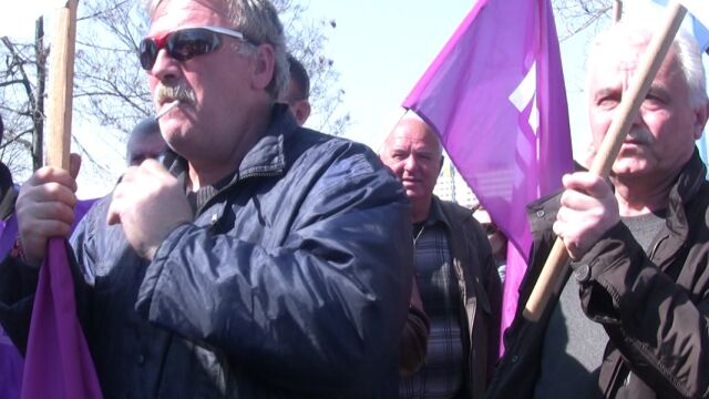 Протест на синдиката КНСБ в Пловдив Демонстрацията е пред Дома на