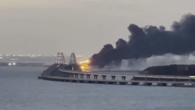 Цистерна с гориво се запали на Керченския мост в Крим