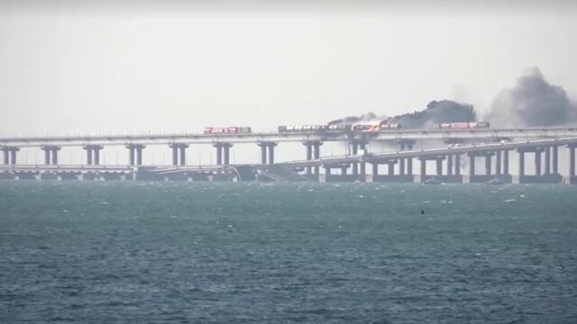 Голям пожар избухна на единствения мост между окупирания Кримски полуостров