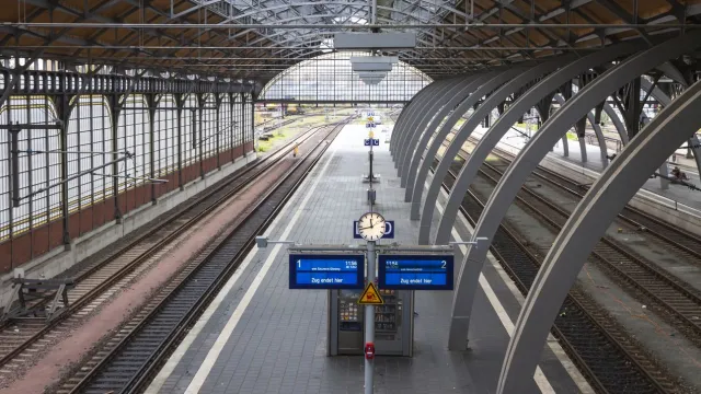 Саботаж спря движението на железниците в Северна Германия за три