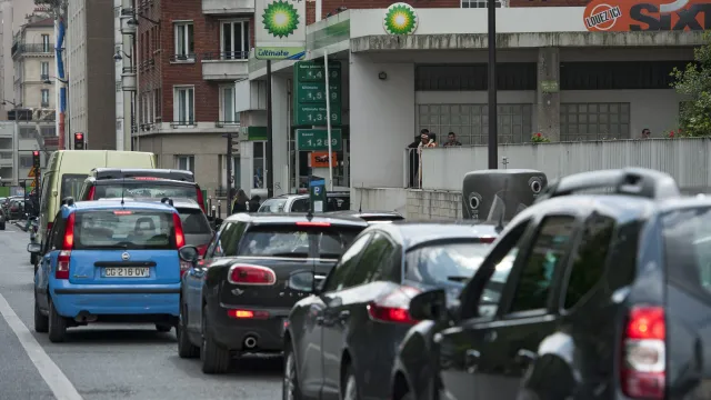 Дълги опашки от коли се извиха пред бензиностанции във френската