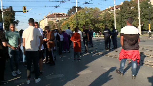В този момент в София продължава протеста на роднини и